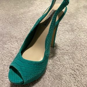 Steve Madden suede pump